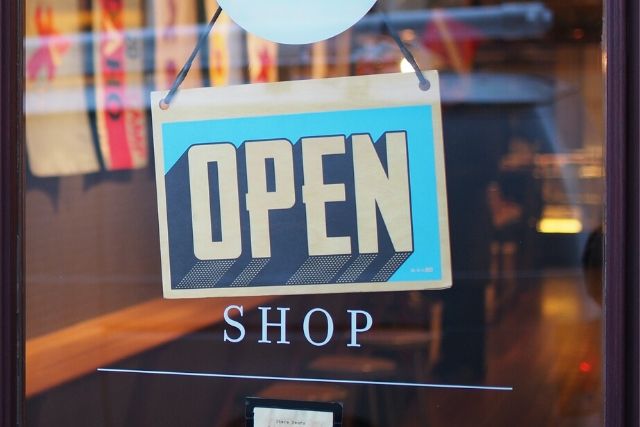 Ezakupy są o wiele wygodniejsze od tych tradycyjnych. Na zdjęciu drzwi sklepowe, na których zawieszono tabliczkę: open shop.