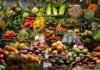Frutarianizm to dieta złożona niemal wyłącznie z owoców. Na zdjęciu targ z owo