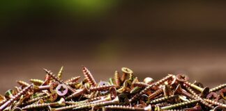 Jak głęboko wkręcać wkręty do drewna?