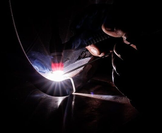 Czy można patrzeć na spawanie z daleka?