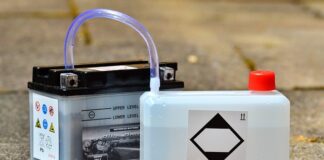 Czy można zostawić akumulator do ładowania na noc?