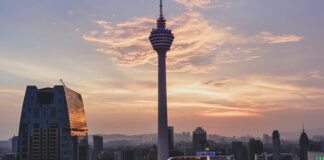 Czym Kleić drewno do ściany?